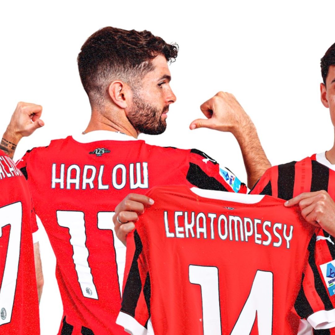 Santi Gimenez y sus compañeros del Milán modificaron sus playeras para el partido contra el Bologna.