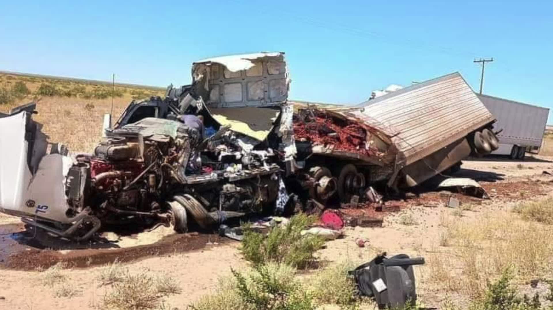 Chocan de Frente Camiones de Carga en Carretera Sonoyta - San Luis Río Colorado