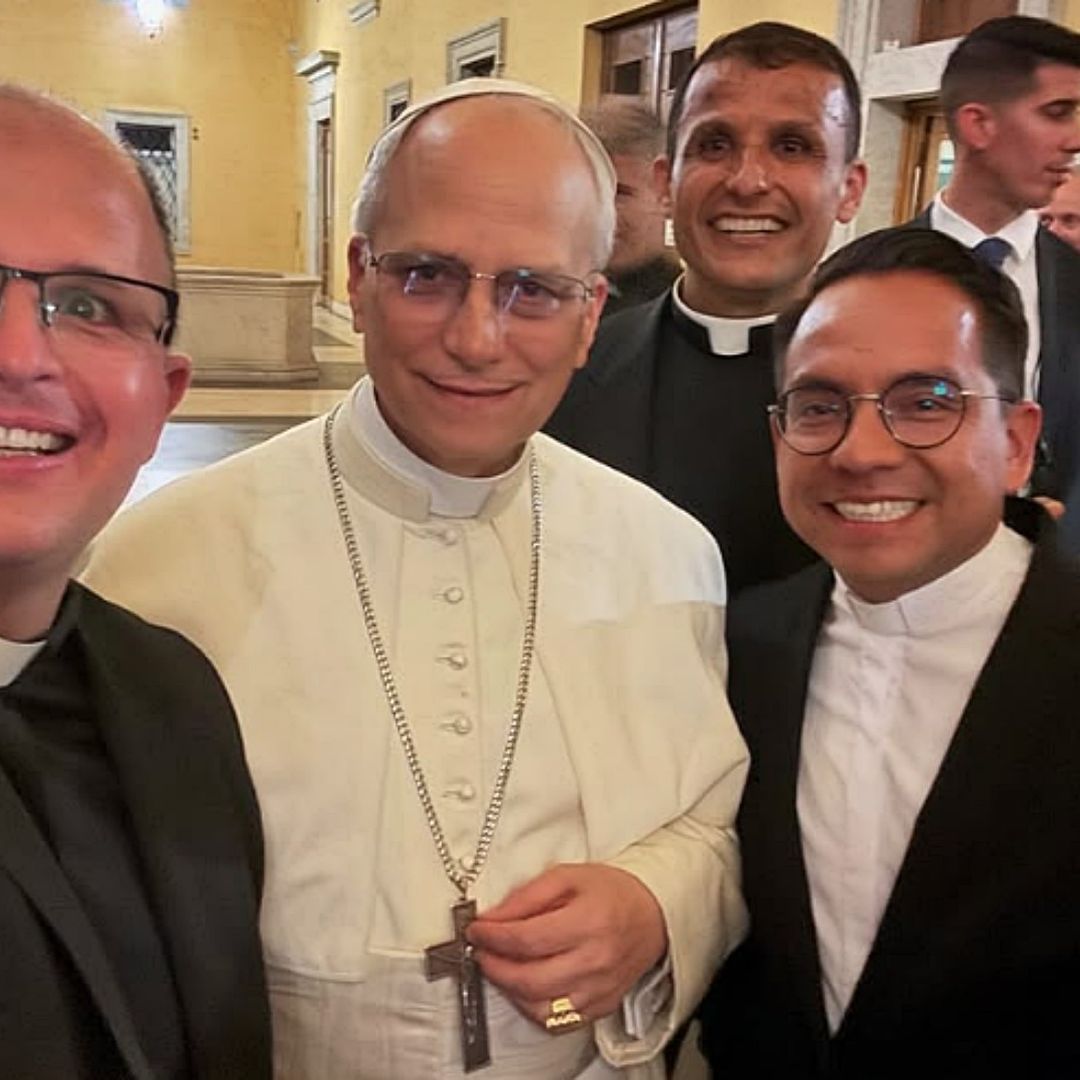 Sacerdote José Luis González comparte foto con el papa León XIV