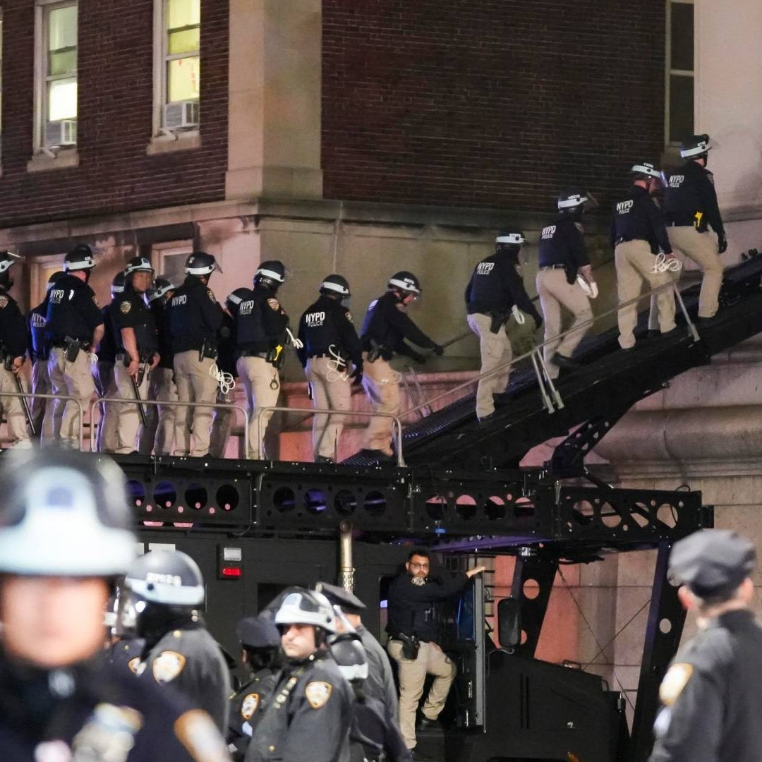 Los agentes de policía de la ciudad de Nueva York utilizan una rampa en un vehículo blindado para entrar en Hamilton Hall en la Universidad de Columbia