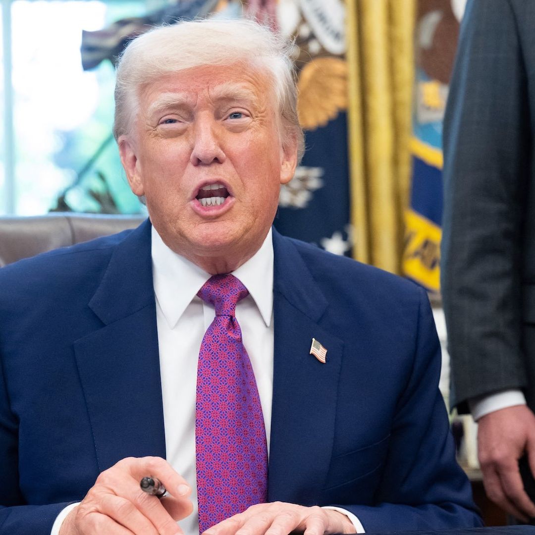 Donald Trump firma orden ejecutiva para apoyar autodeportaciones