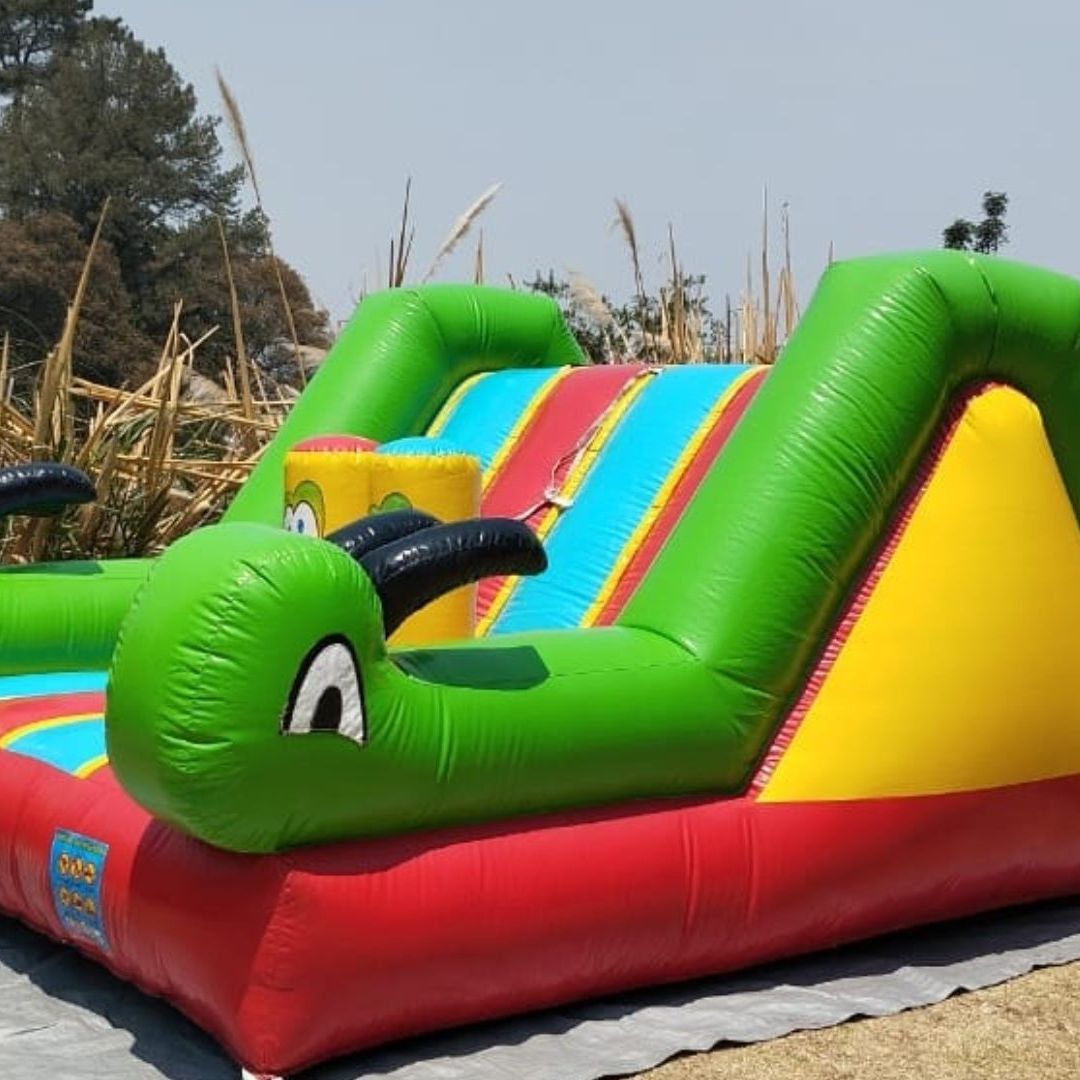 Ventarrón Arrastra Juego Inflable y Muere Niño de 2 Años