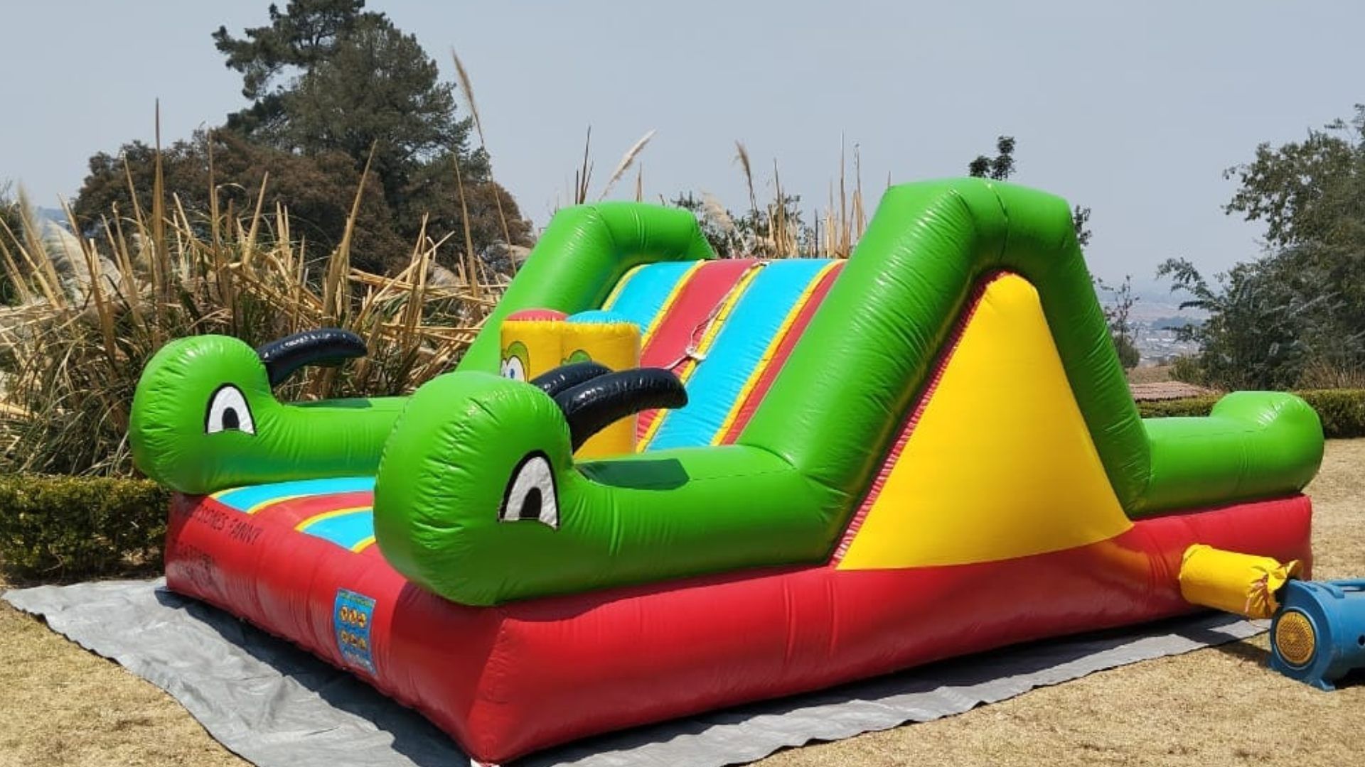 Ventarrón Arrastra Juego Inflable y Muere Niño de 2 Años