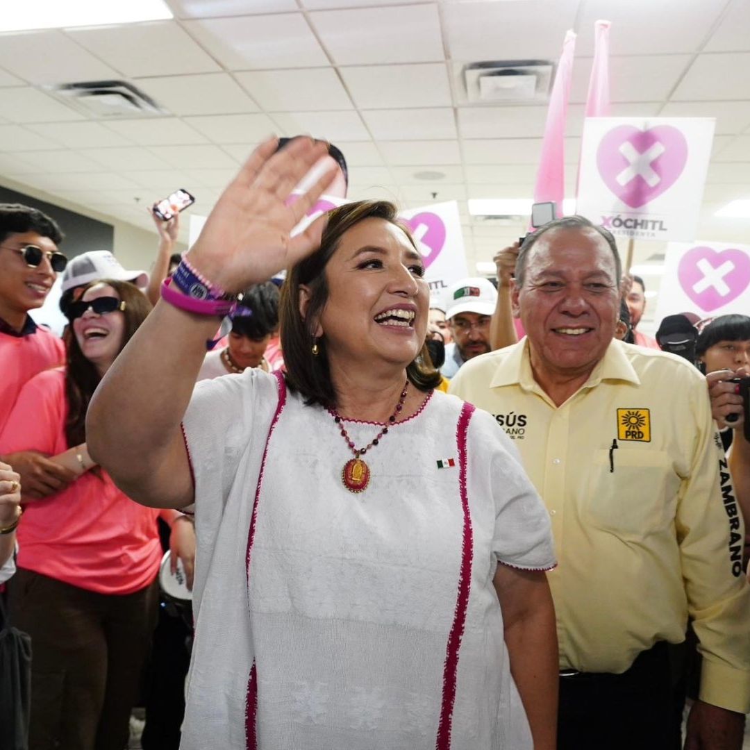 Gálvez arribó al aeropuerto de Hermosillo acompañada de Jesús Zambrano, presidente del PRD. Foto: Xóchitl Gálvez