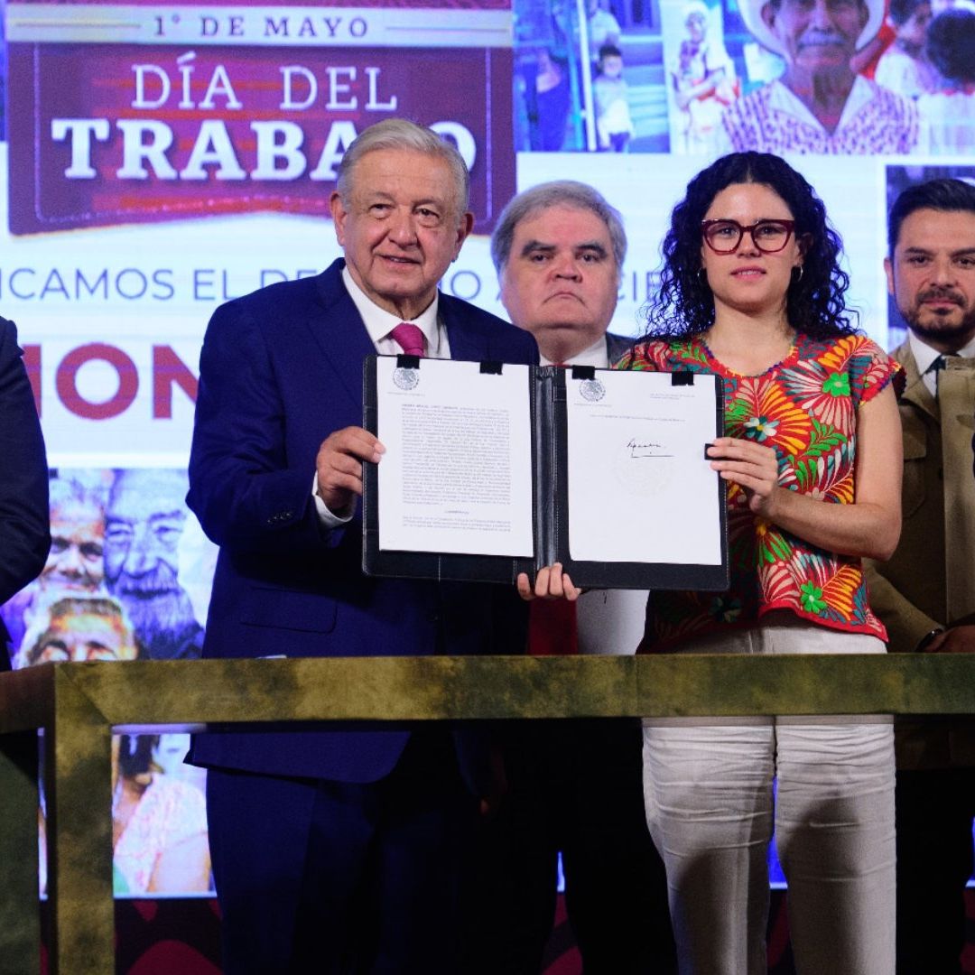 AMLO Firma Decreto para Crear Fondo de Pensiones para el Bienestar; Envía Mensaje a Trabajadores