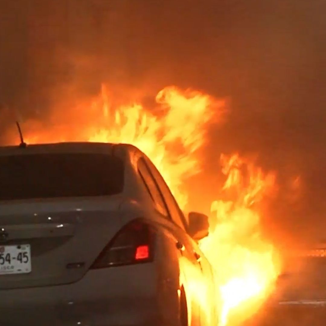 Incendian auto en el Centro de Guadalajara sin motivos aparentes.