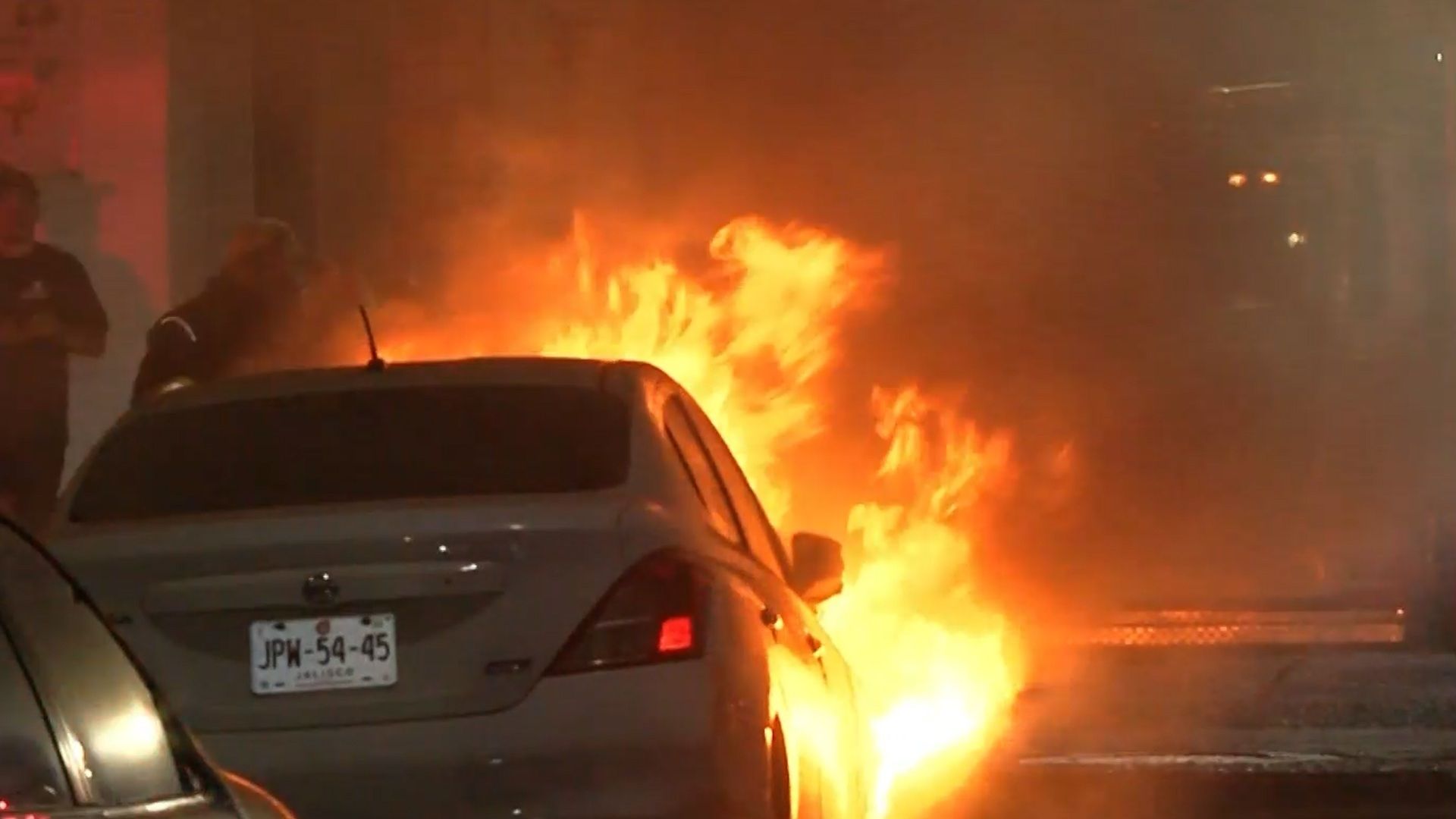 Incendian auto en el Centro de Guadalajara sin motivos aparentes.