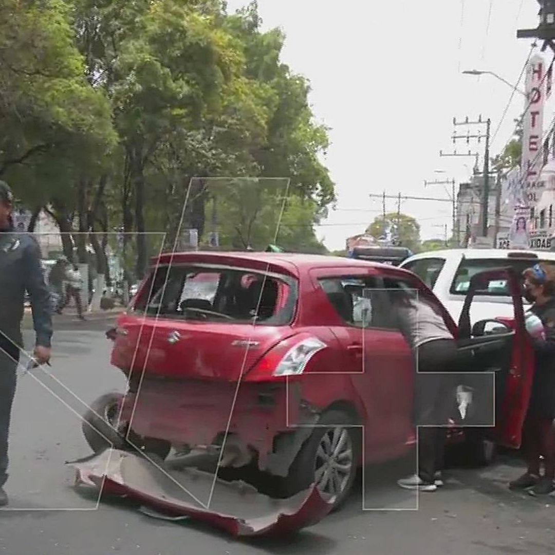 Camión Golpea Auto, lo Arrastra e Impacta contra Carros Estacionados en Azcapotzalco