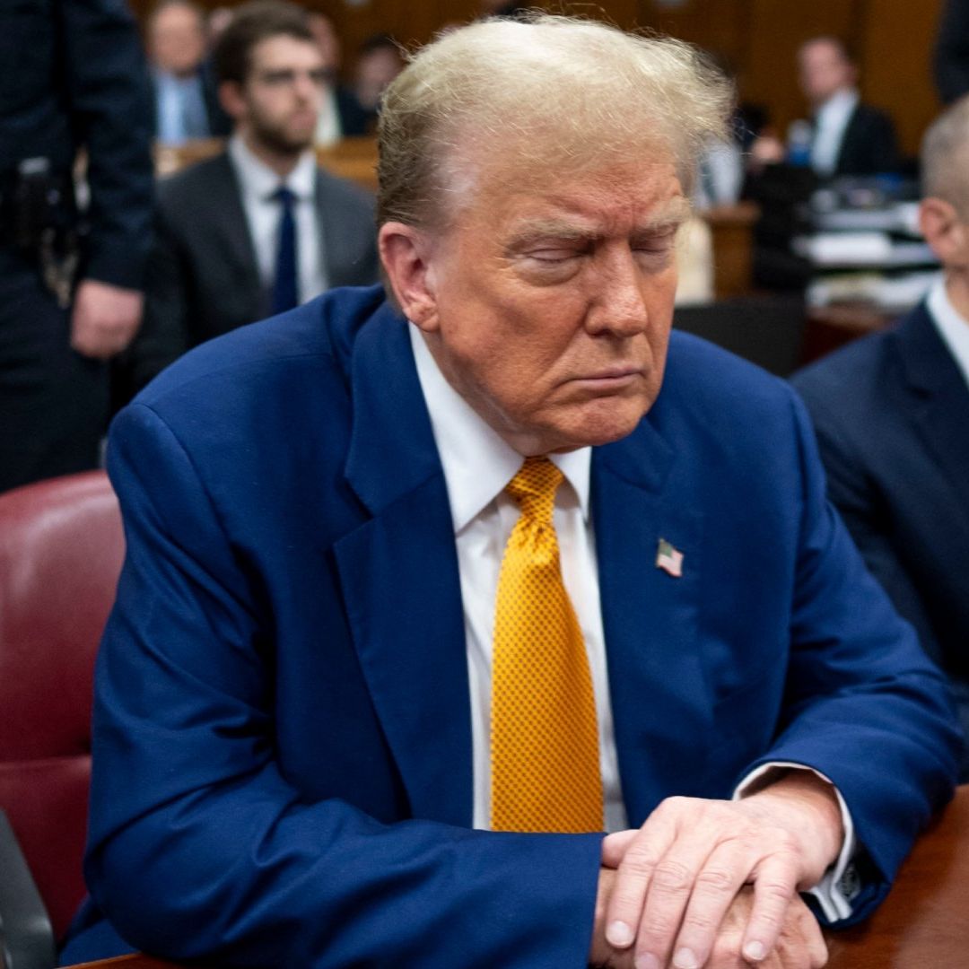 Trump ha sido captado en varias ocasiones con los ojos cerrados. Foto: AFP