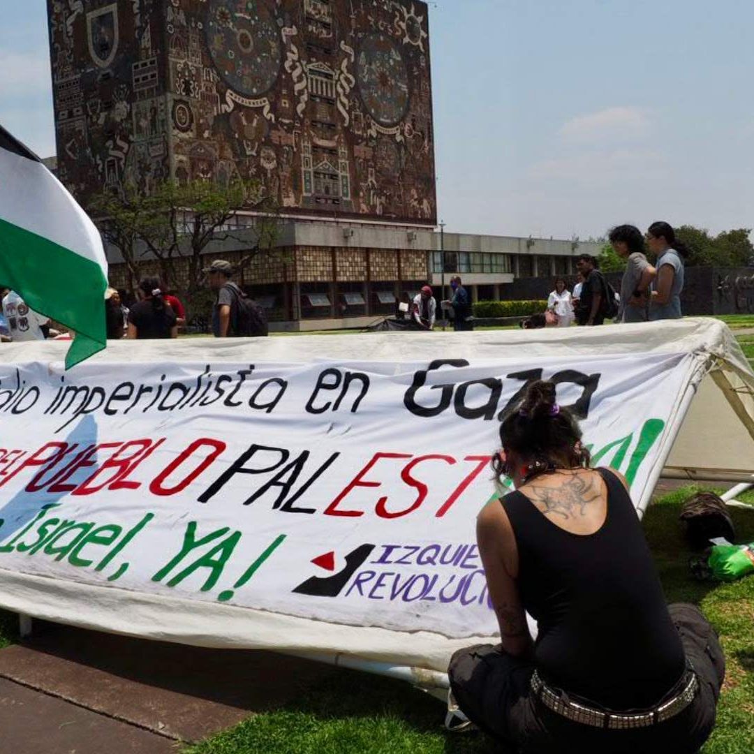 Estudiantes de la UNAM instalan campamento propalestina en la explanada de Rectoría