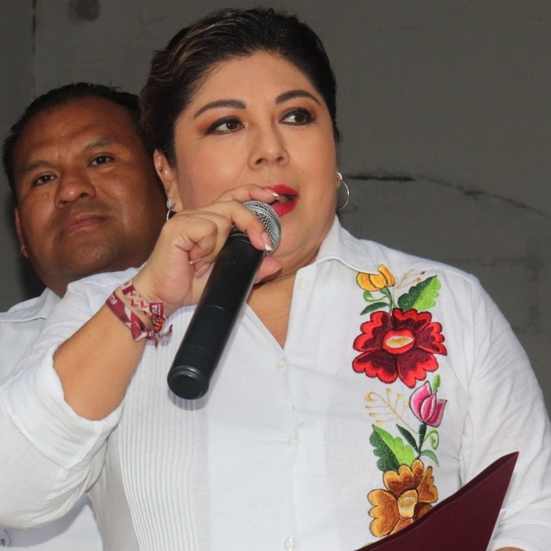 Yesenia Lara habla con un micrófono en mano