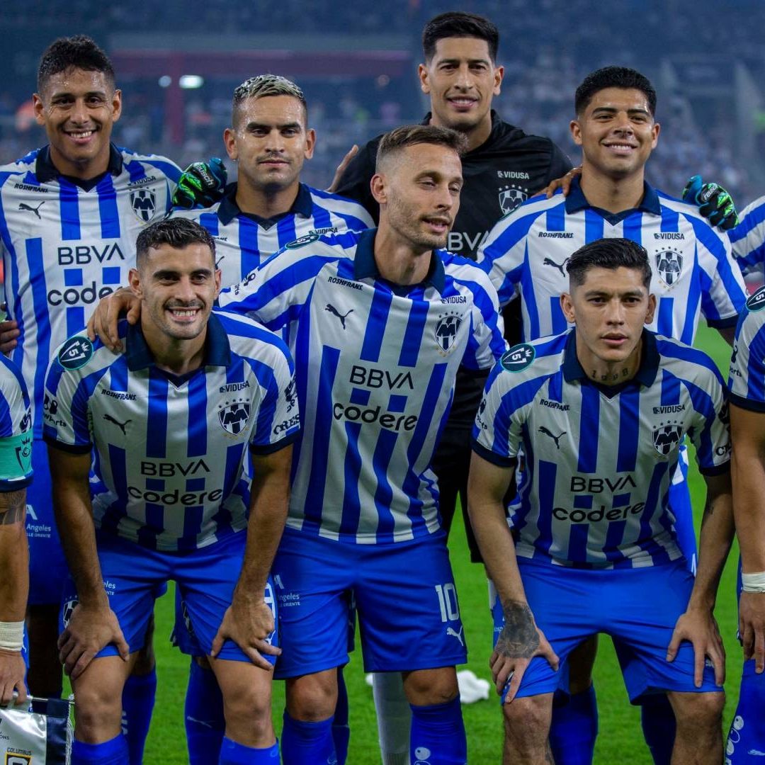 En la página de FIFA aparece una sanción contra Rayados que le impide hacer fichajes en los próximos tres torneos. Foto: AFP