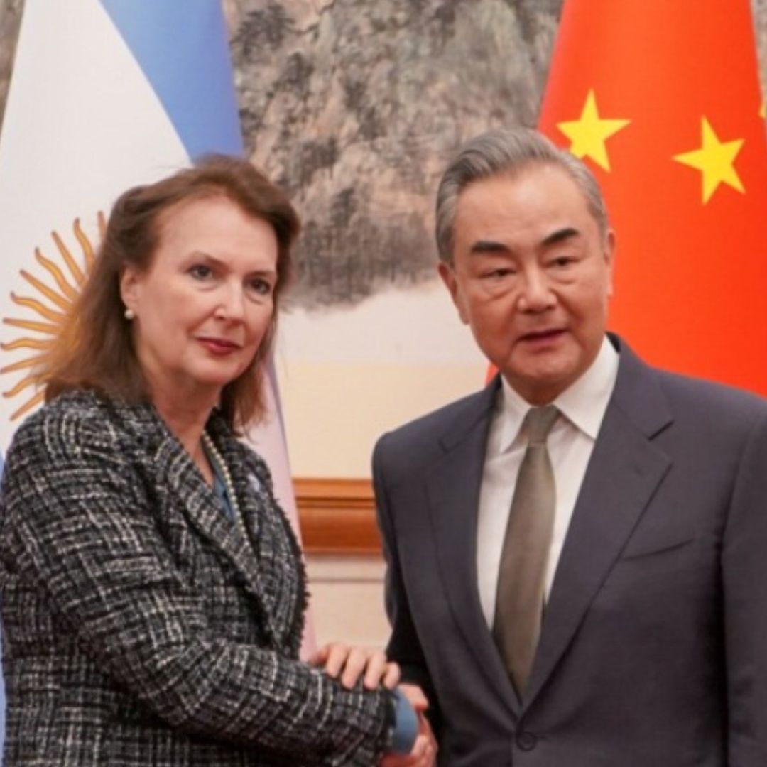 La canciller de Argentina, Diana Mondino, está envuelta en la polémica por una frase hacia la población china