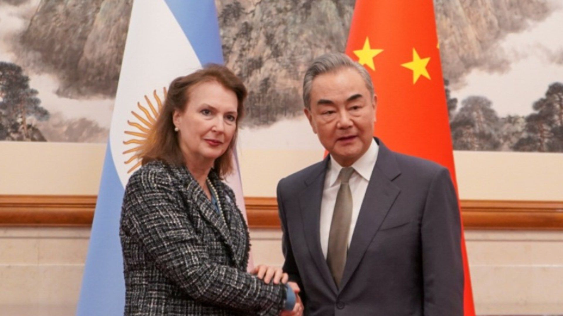 La canciller de Argentina, Diana Mondino, está envuelta en la polémica por una frase hacia la población china