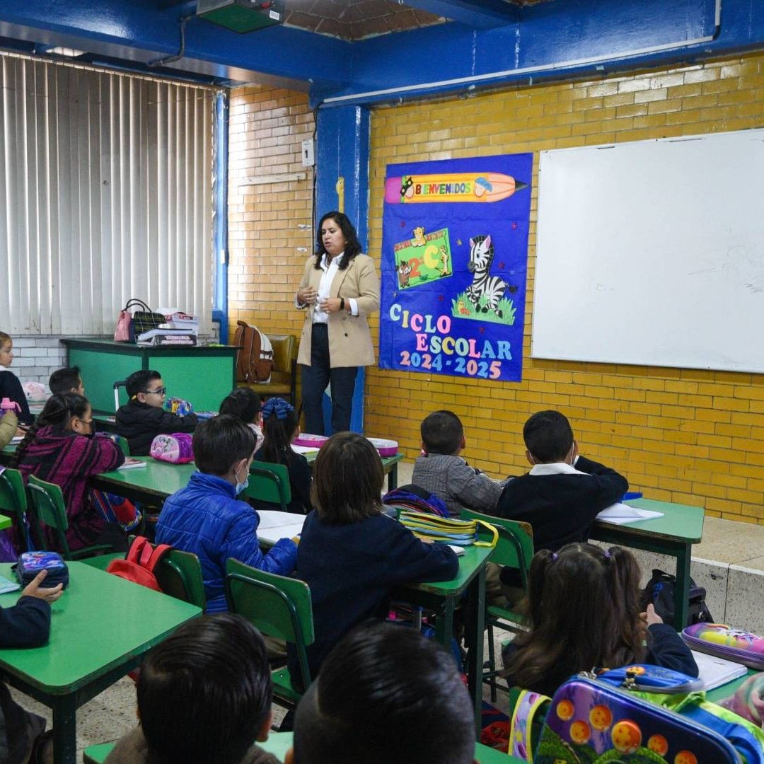 Ha llegado el momento de que los estudiantes desee un feliz día a sus maestros y aquí te dejamos las mejores frases emotivas y cortas