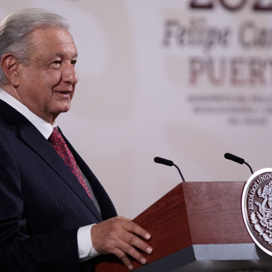 AMLO Envía Mensaje de Felicitación a Trabajadores de la Construcción por Día de la Santa Cruz