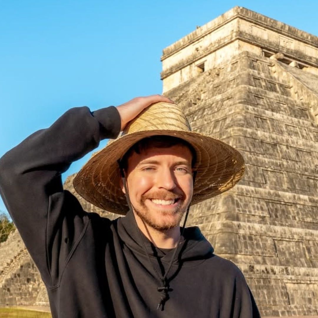 Mr Beast posa frente a pirámide durante su vista a México