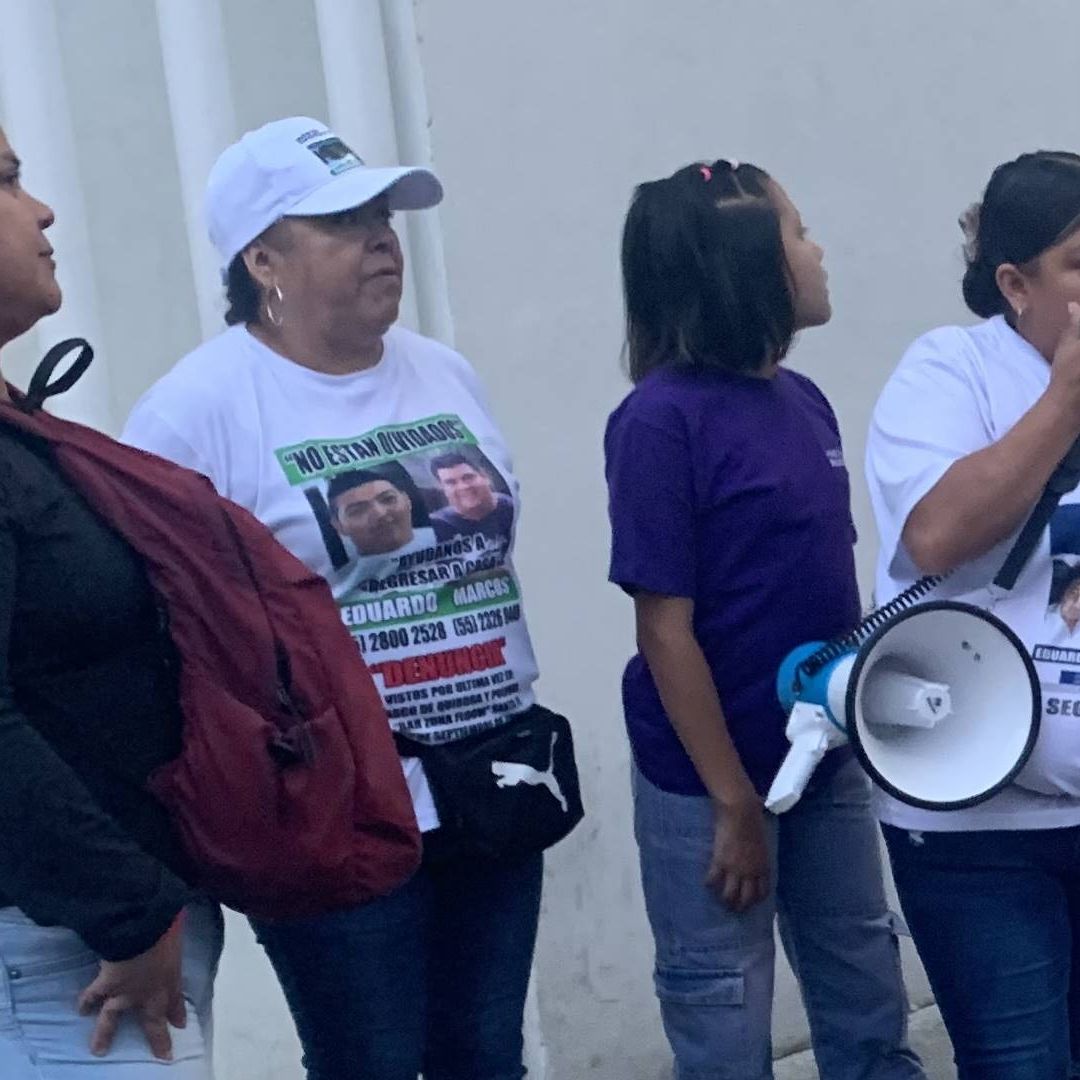 Familias de desaparecidos en CDMX afuera de la Fiscalía.