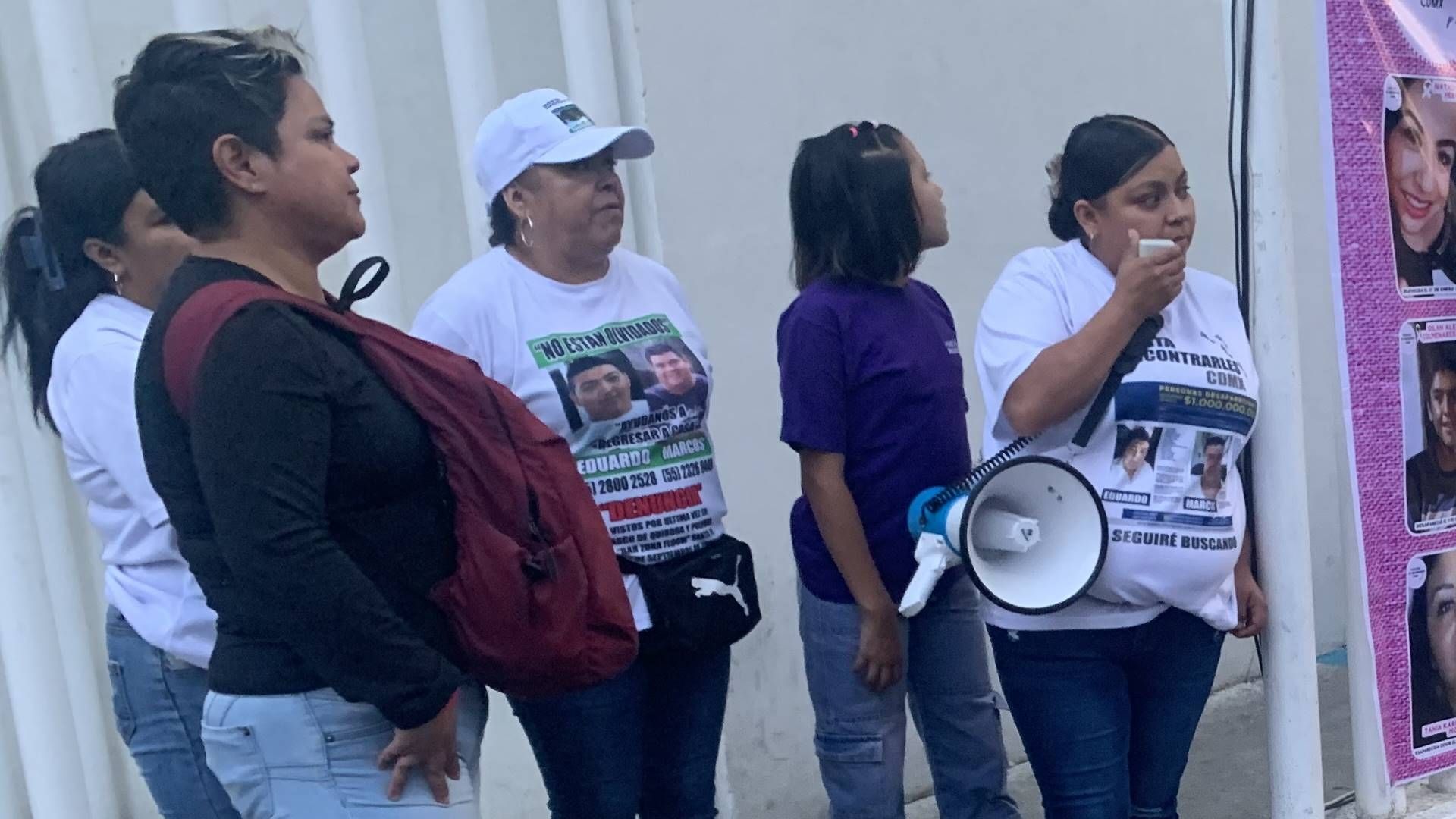 Familias de desaparecidos en CDMX afuera de la Fiscalía.