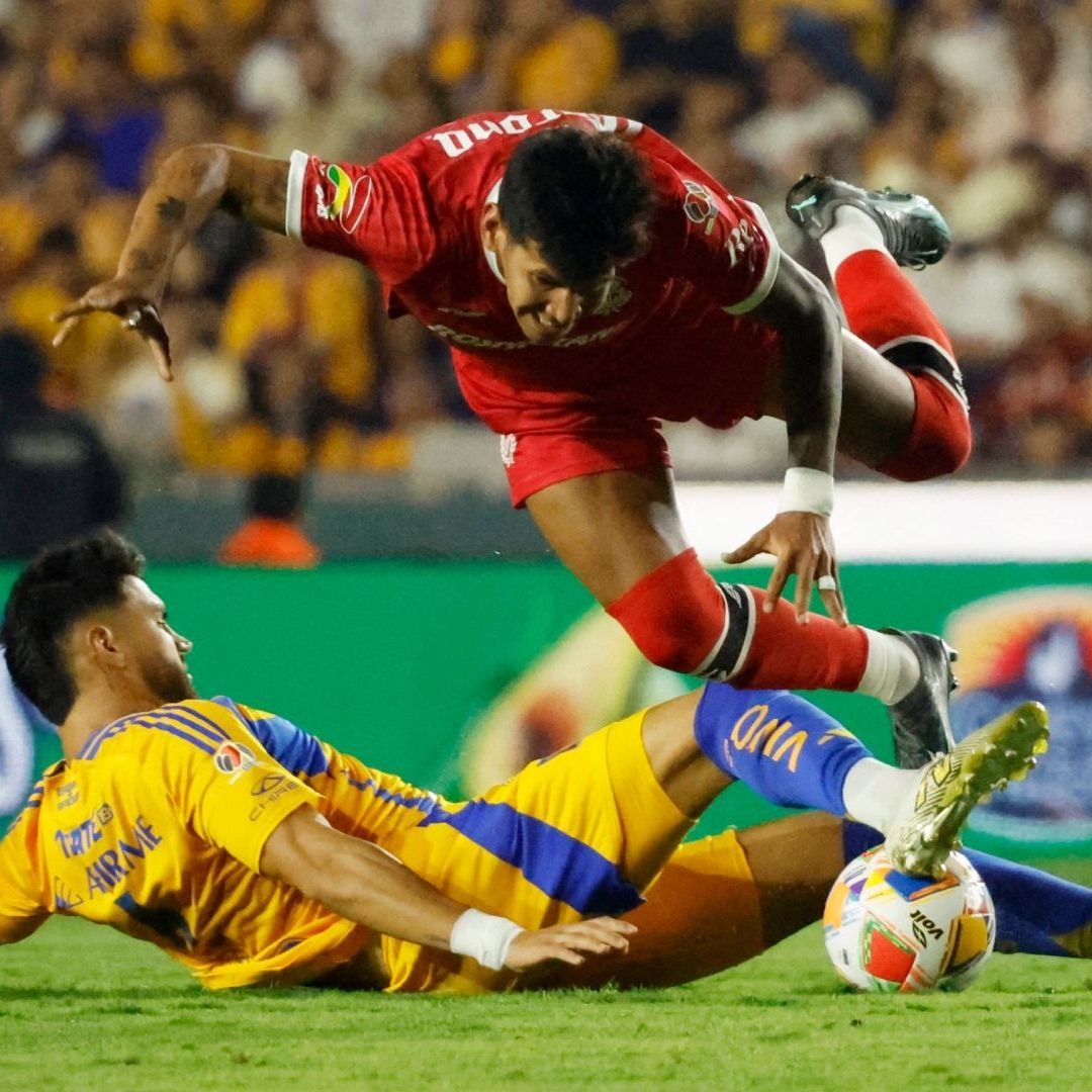 Tigres y Toluca echaron a andar las semifinales del torneo Clausura 2025, en el Estadio Universitario de la UANL.