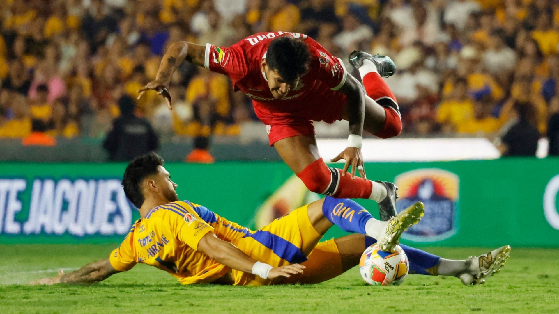 Tigres y Toluca echaron a andar las semifinales del torneo Clausura 2025, en el Estadio Universitario de la UANL.