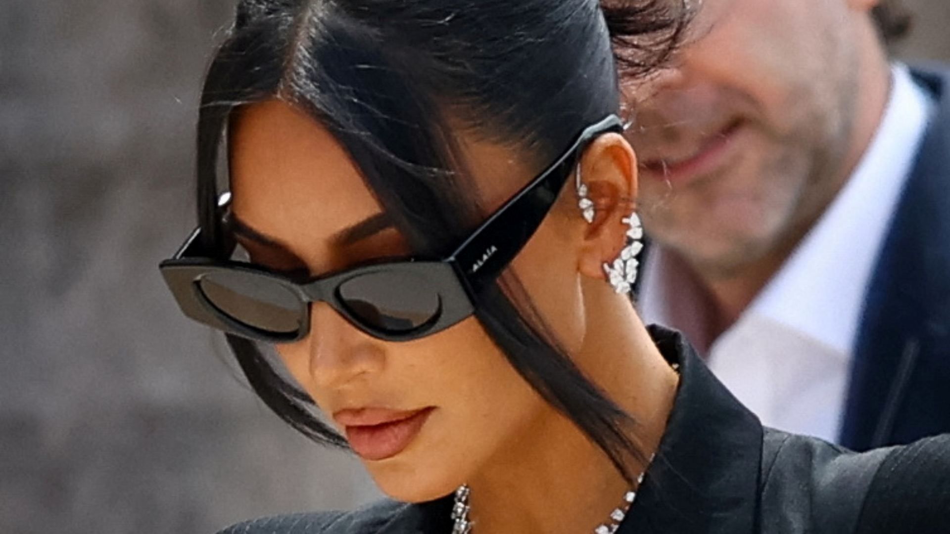 Kim Kardashian llega al juzgado en París para el juicio de 10 personas acusadas de robarle joyas