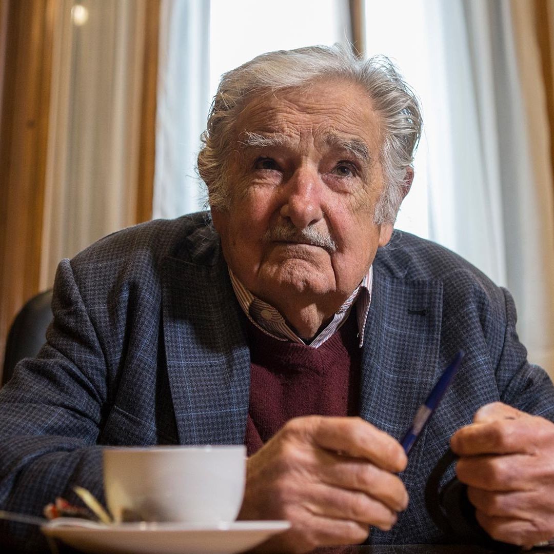 José Mujica sentado frente a una taza