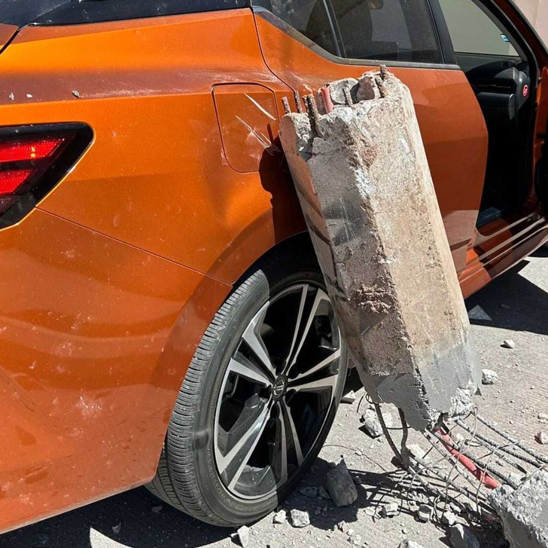 La camioneta derribó un poste de concreto y causando que cayera sobre un automóvil. Foto: Roberto Carrera