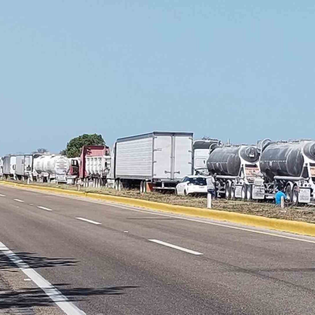 La carretera fue cerrada por varias horas a causa del accidente.