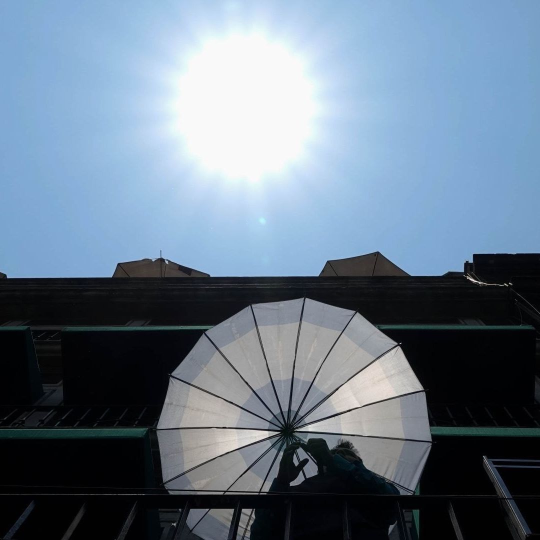 Estas temperaturas son originadas por una circulación anticiclónica posicionada en los niveles medios de la atmósfera