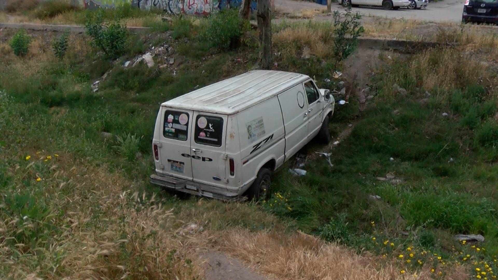 Abuelito Pierde el Control de su Camioneta, Vuelca y Cae a Canal en ...