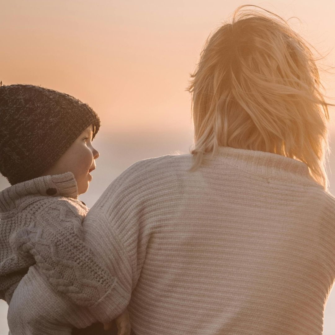 15 Canciones en Español para Dedicar este 10 de Mayo por el Día de las Madres 2024