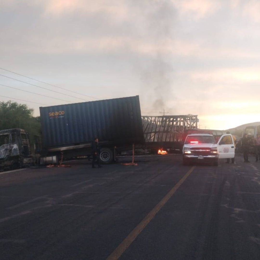Delincuentes queman vehículos en carreteras de Zacatecas