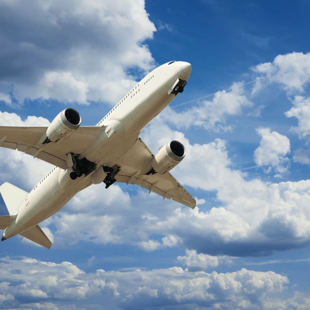 avion en el cielo