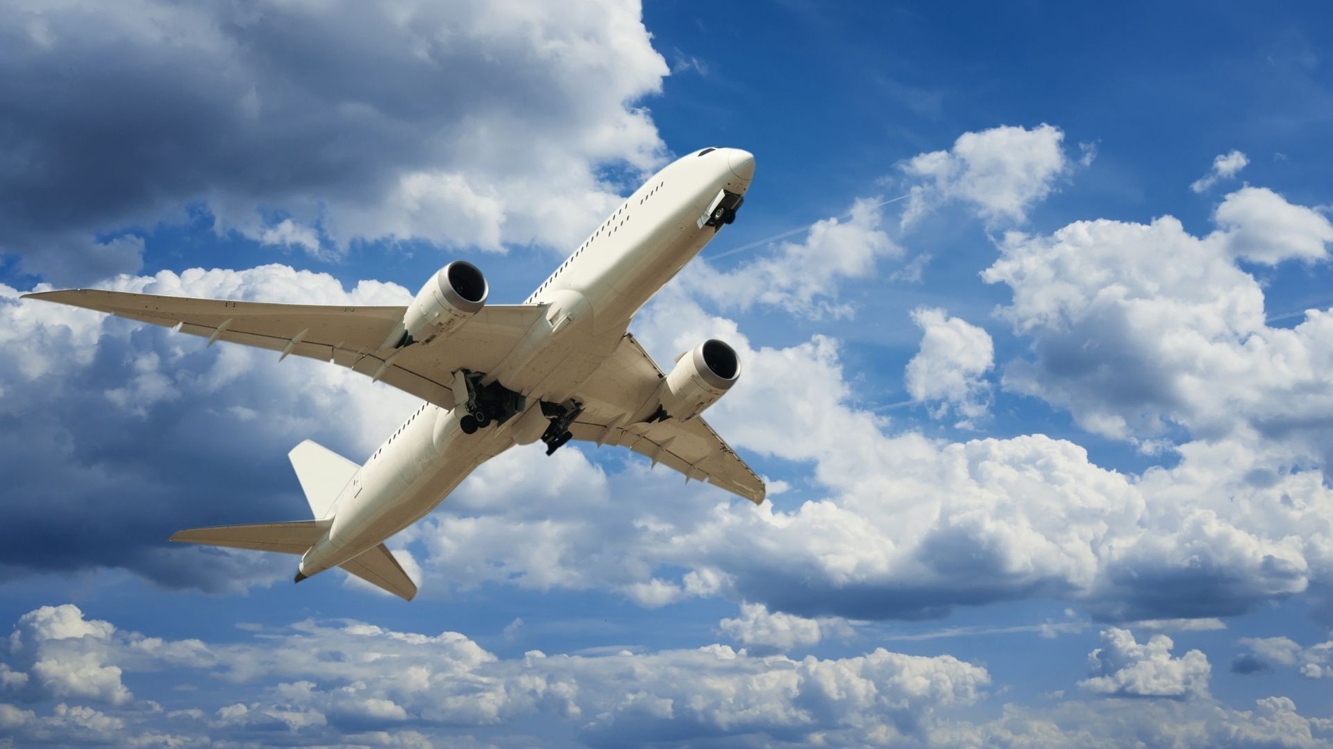 avion en el cielo