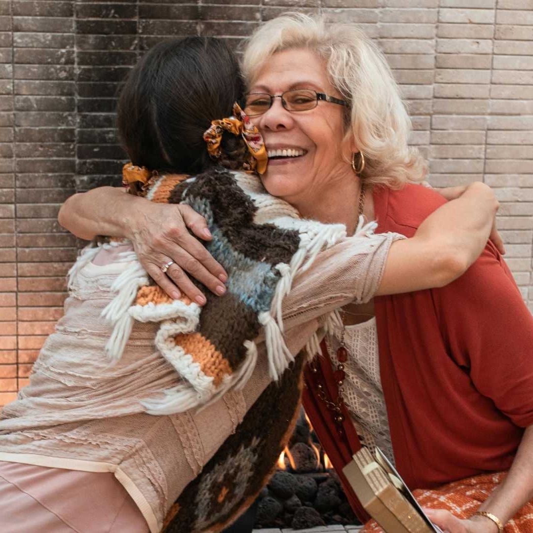 Este 10 de mayo también es importante felicitar a aquellas que son como nuestra segunda mamá, ya sea tu abuelita o tu tía