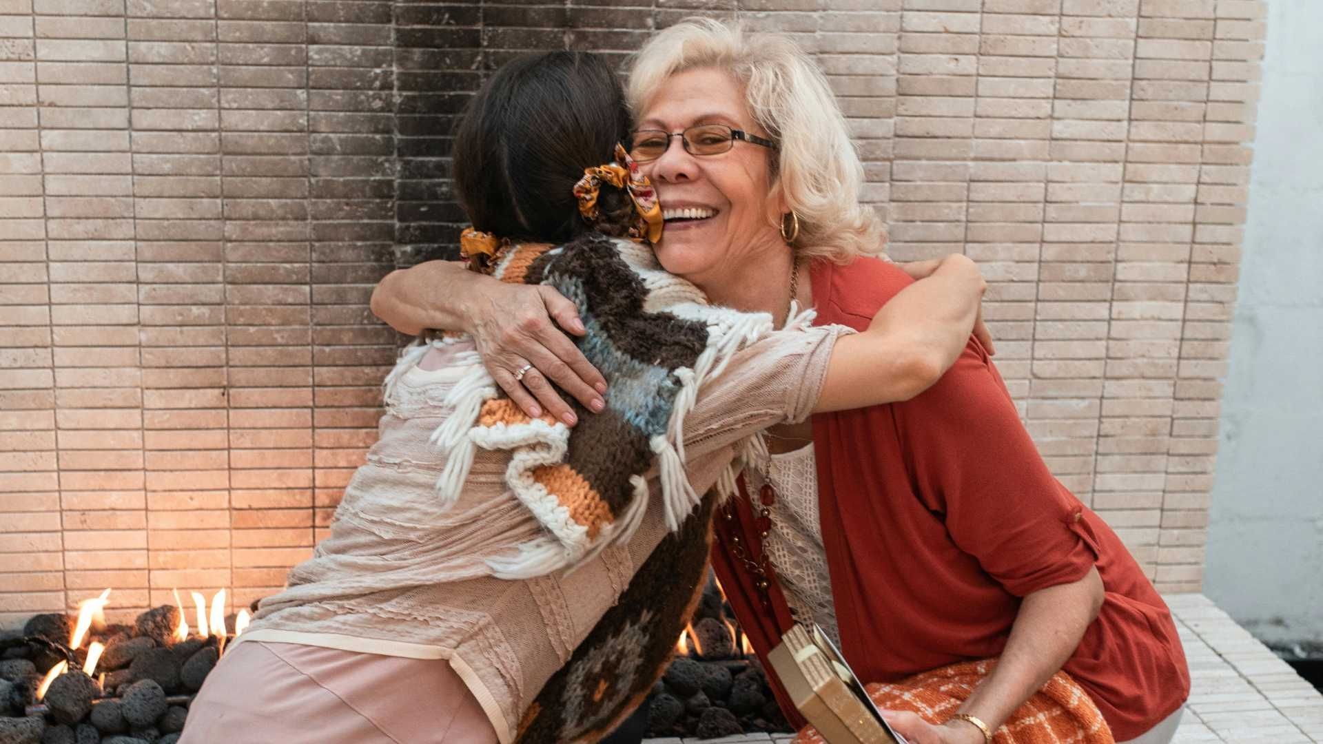Este 10 de mayo también es importante felicitar a aquellas que son como nuestra segunda mamá, ya sea tu abuelita o tu tía