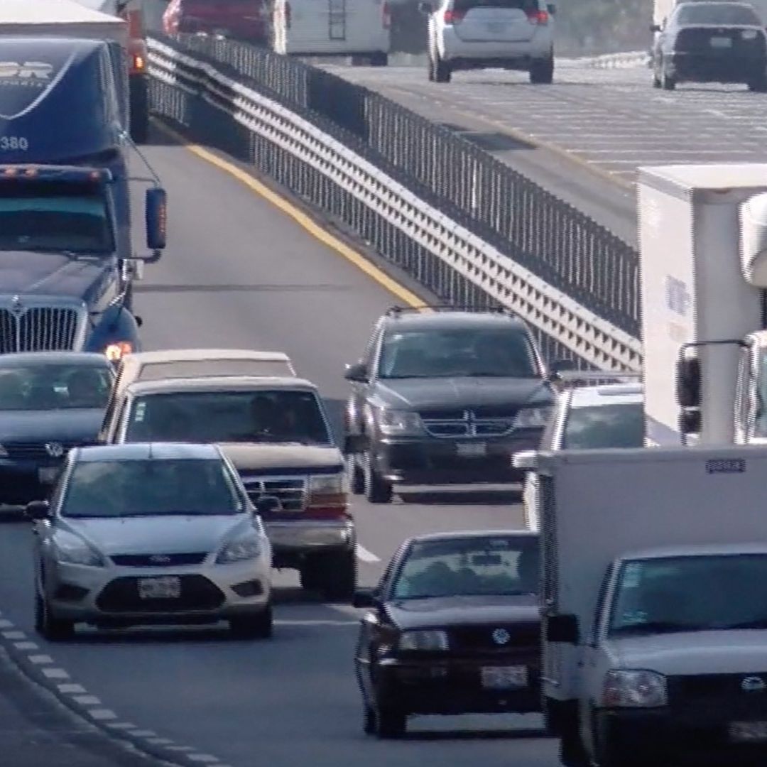Tráfico lento por reducción de carriles en la México-Puebla a la altura del kilómetro 20.