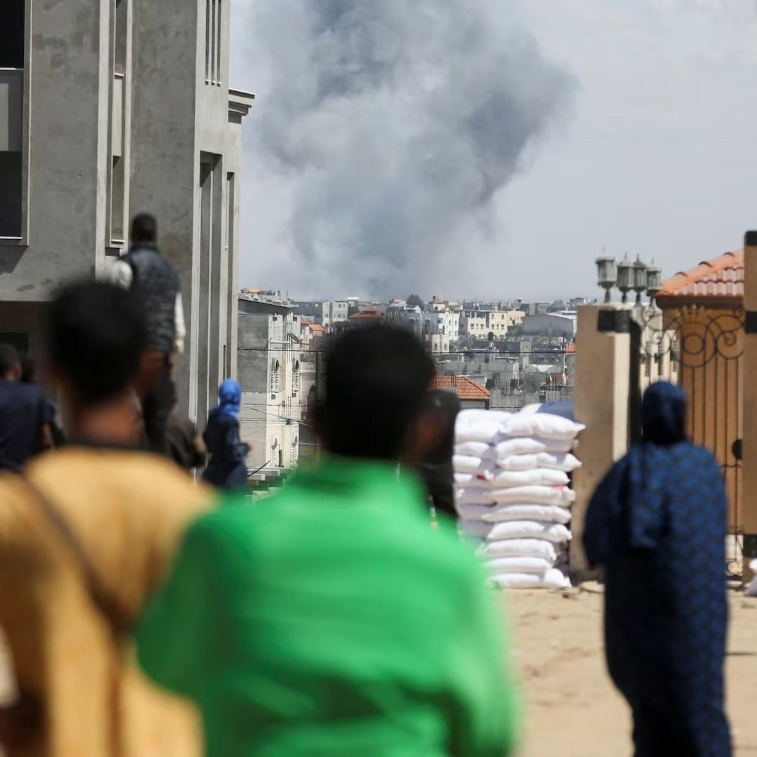 Los habitantes de Gaza huyen de Rafah mientras Israel ataca la ciudad tras la orden de evacuación