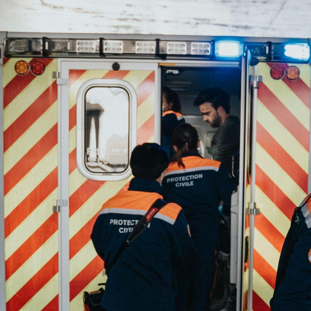 Amigos Empujan a Estudiante a Lago y Termina con Muerte Cerebral