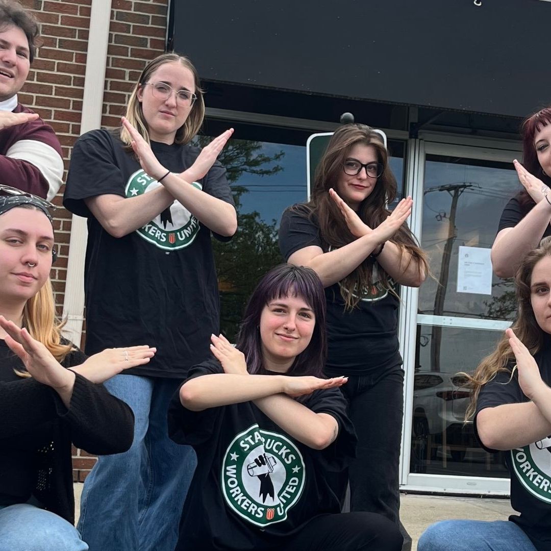 Trabajadores de Starbucks protestan en contra del nuevo código de vestimenta.