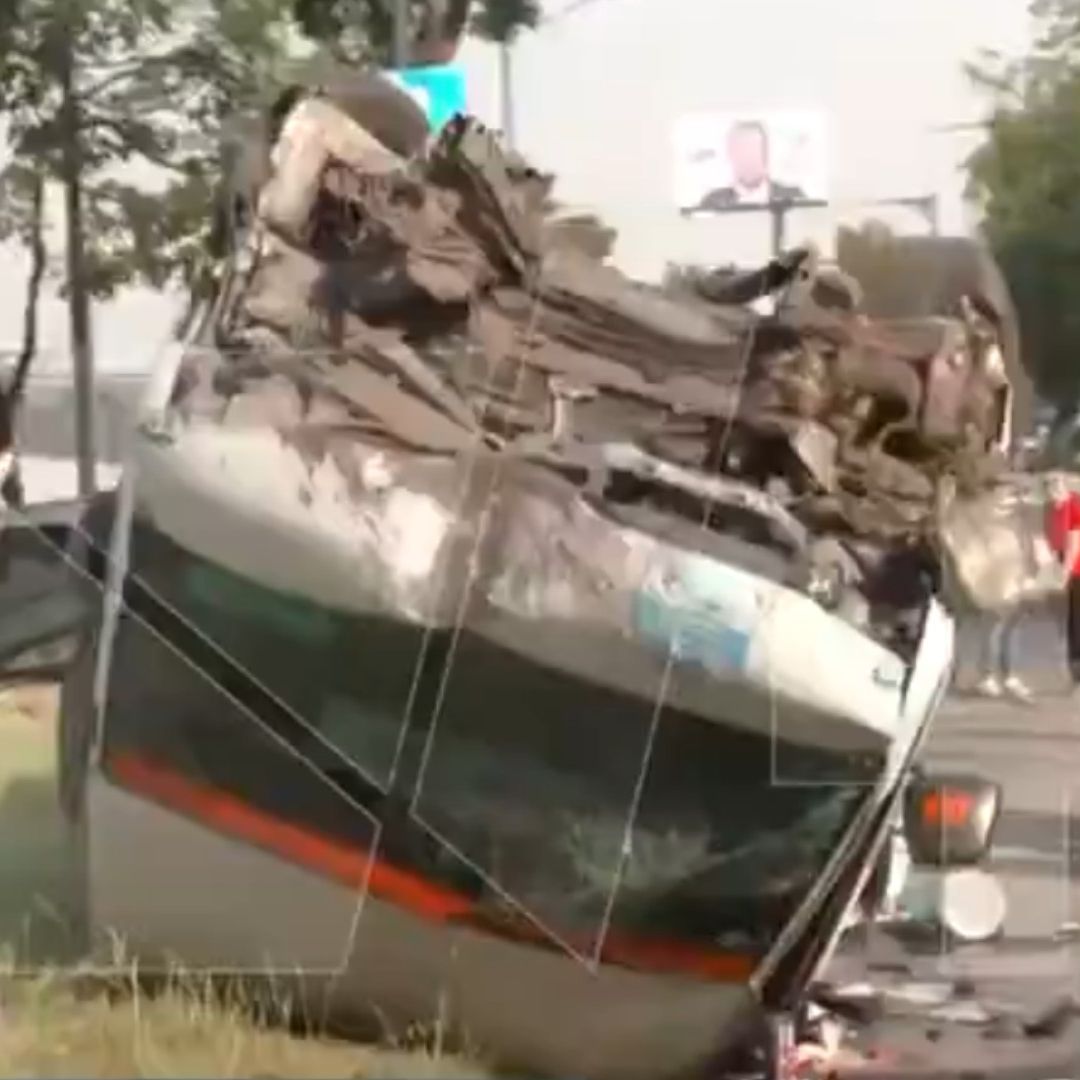 Una combi de transporte público sufrió una volcadura en la que dos personas fallecieron y varias resultaron lesionadas