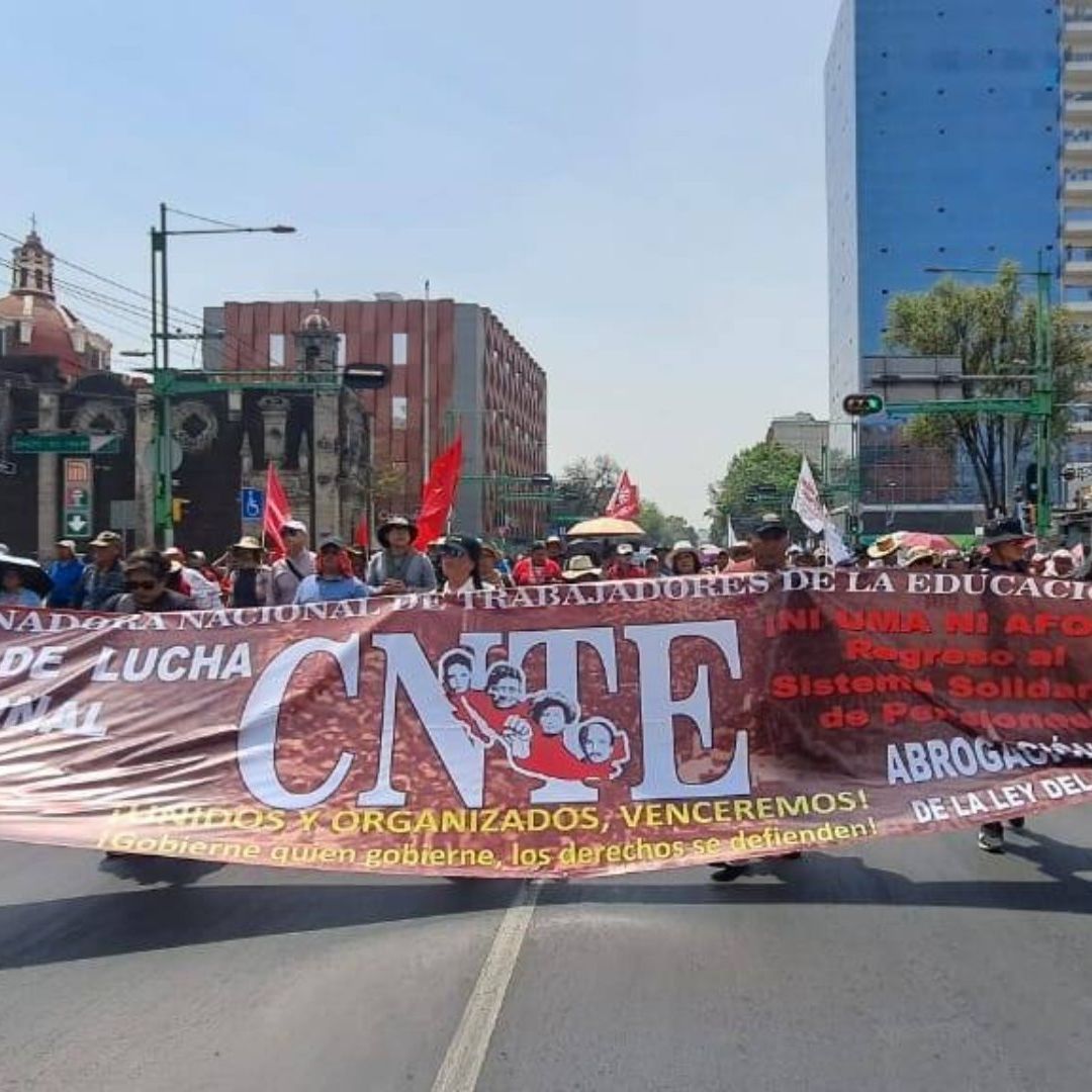 Integrantes de la CNTE marchan por calles de la CDMX