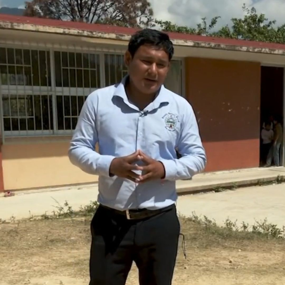 En Loma Bonita, Metlatónoc, Un Solo Profesor Imparte Materias a Todos los Grados de Primaria