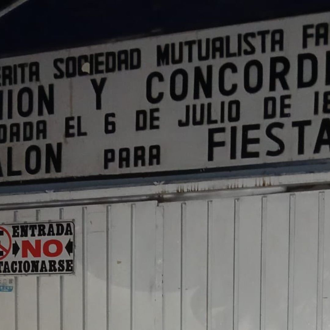 En diferentes áreas del salón había cajas y botellas de bebidas alcohólicas.