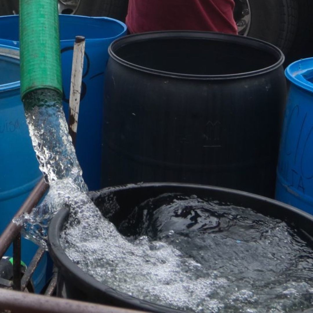 ¡Tragedia! Bebé Muere al Caer a un Tambo de Agua Mientras Jugaba