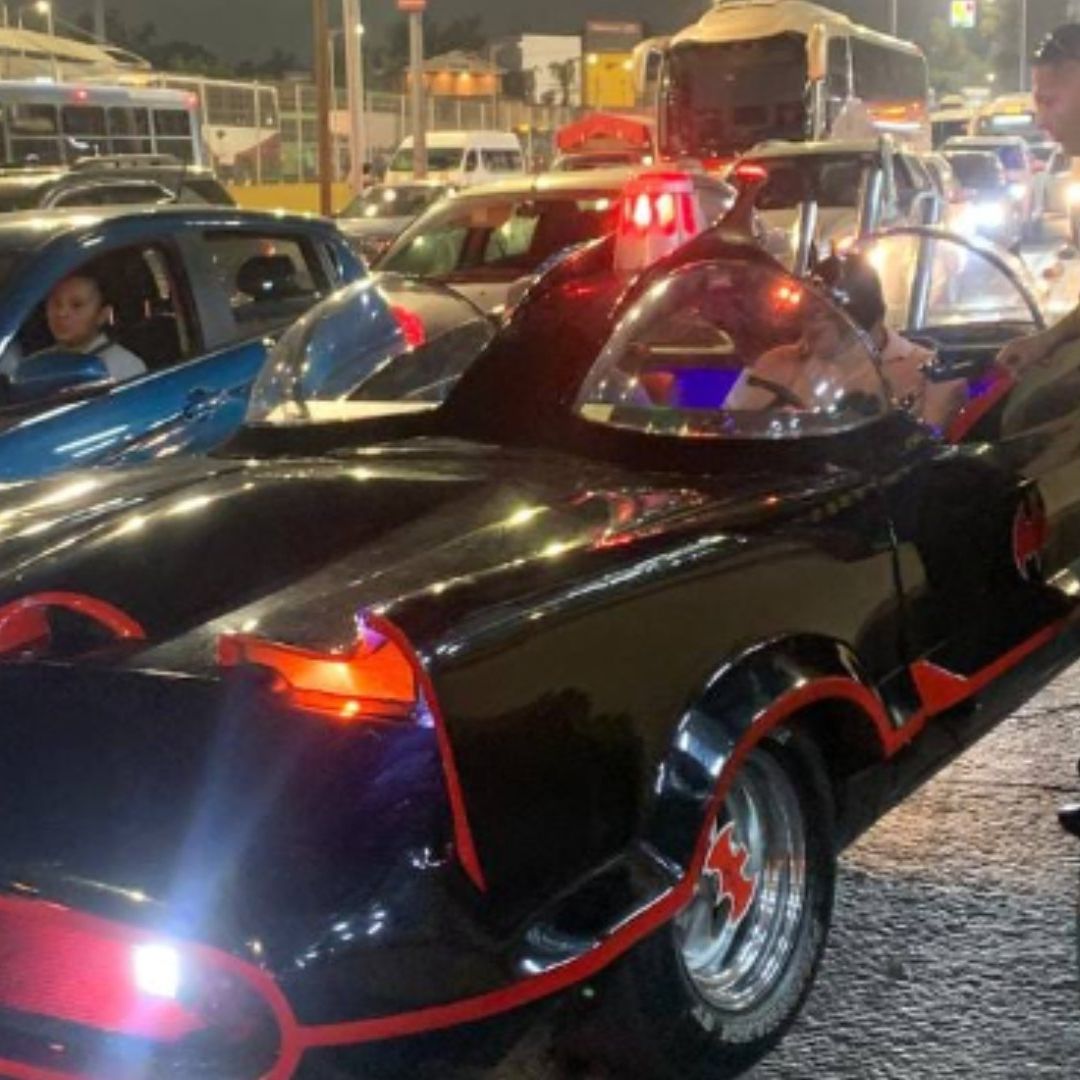 Un elemento de tránsito infracciona a un hombre por invadir con su "Batimóvil" el carril exclusivo del Metrobús en CDMX