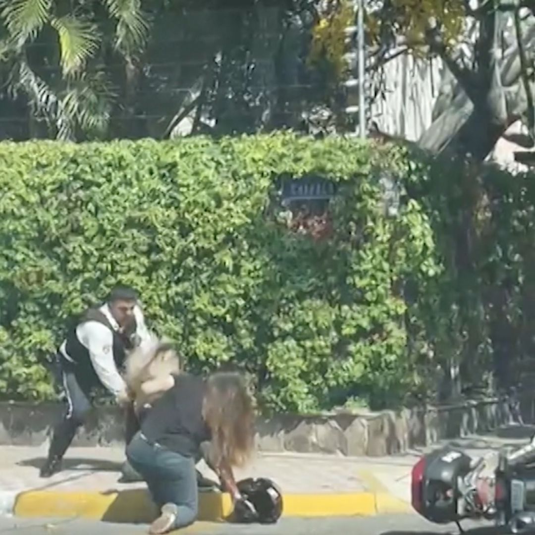 Captan a Policía Vial Golpeando a Dos Mujeres en Guadalajara