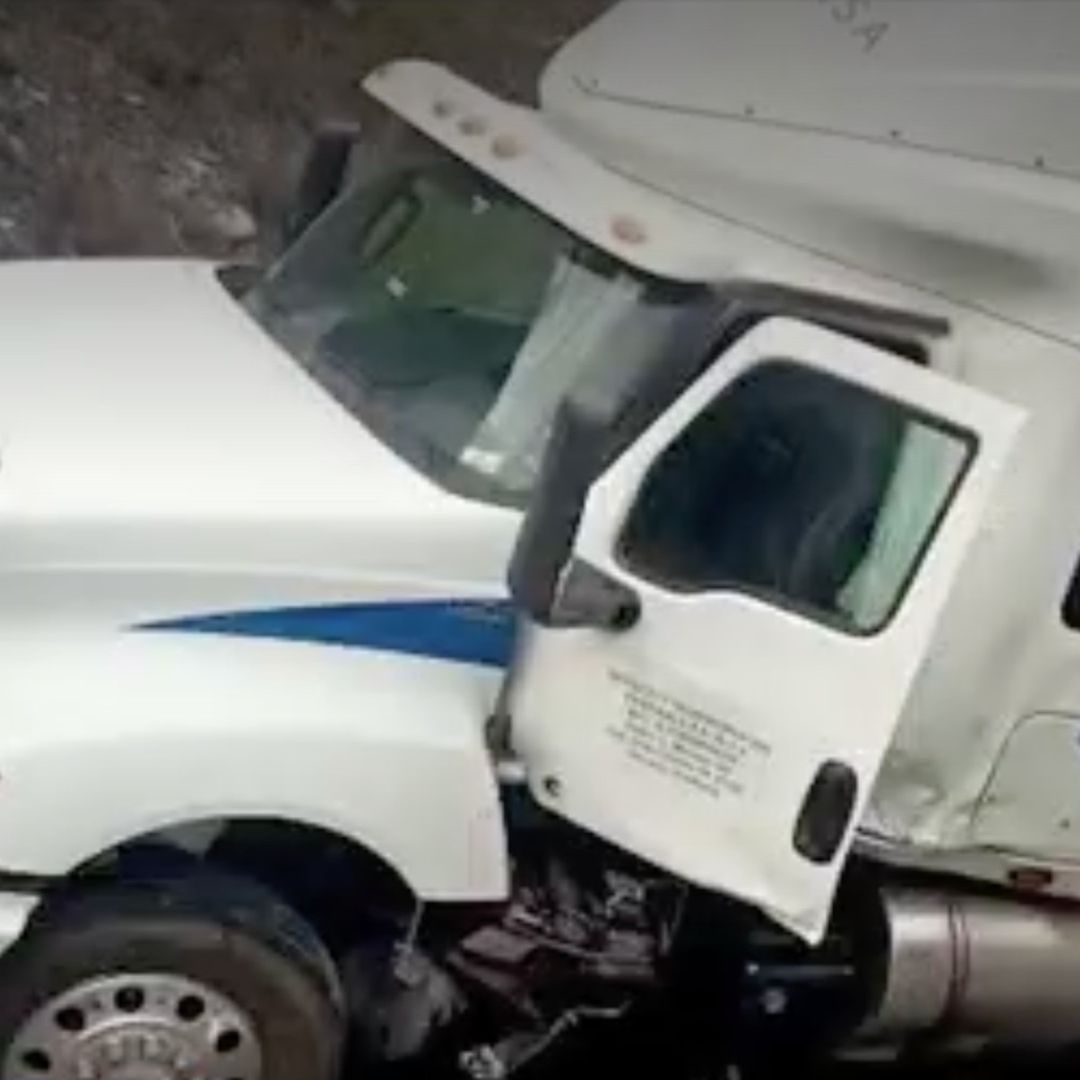 El tráiler quedó volcado obstruyendo la vialidad de la autopista Monterrey-Saltillo