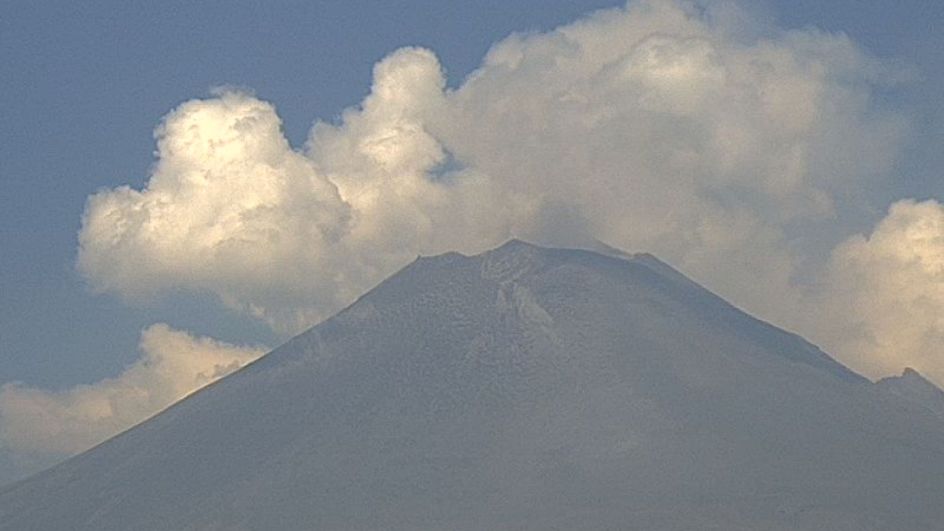 Captan objeto luminoso en el Popocatépetl